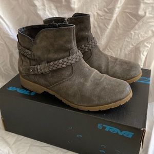 Teva Delavina Waterproof booties sz 9 Black Olive